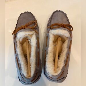 UGG Dakota Slippers Women’s Size 9 Pewter Gray Sheepskin Moccasin NIB